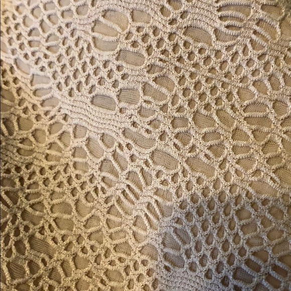 sleeveless blouse. Gently used - Picture 2 of 5